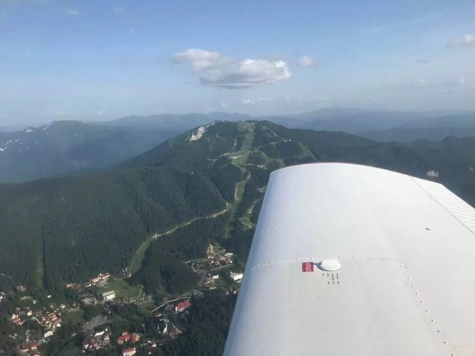 Zbor cu avionul peste Brașov, Tâmpa, Poiana Brașov și Râșnov - 30 minute - 2-3 persoane
