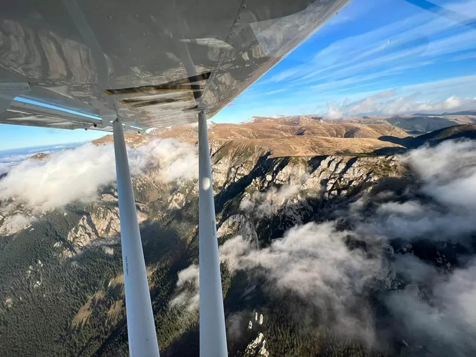 Zbor cu avionul peste Brașov, Râșnov, Castelul Bran și Munții Bucegi - 60 minute - 1 persoană