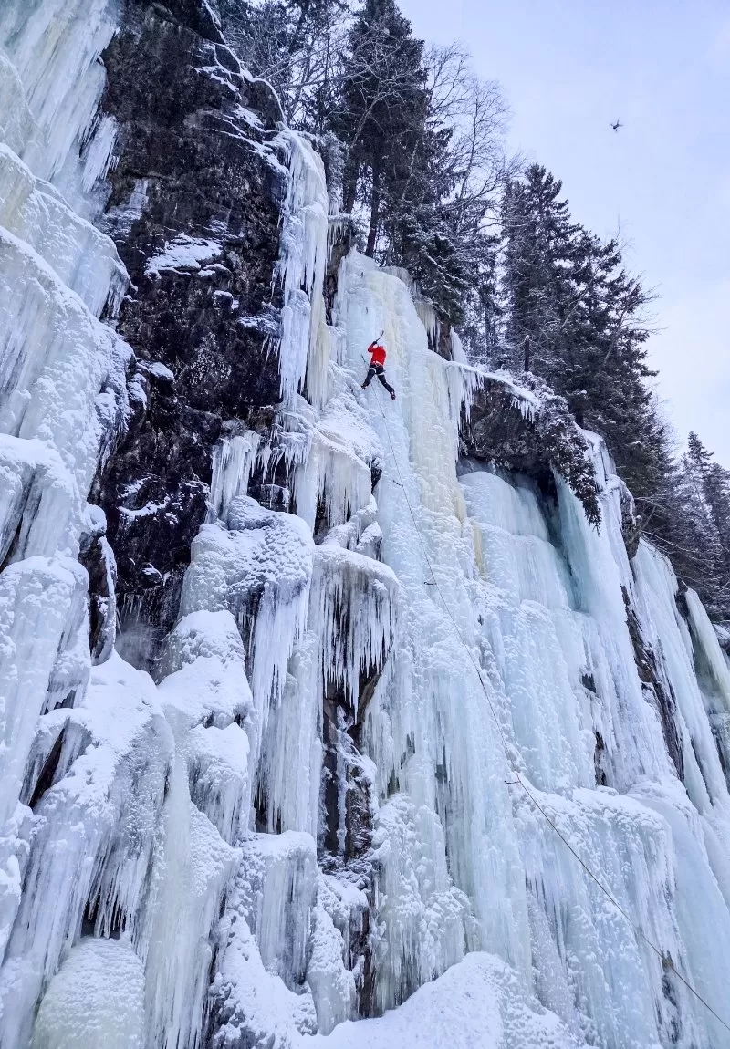 Weekend intensiv de cățărare pe cascade înghețate în Cheile Bicazului, Bucegi sau Făgăraș cu Willy Portik