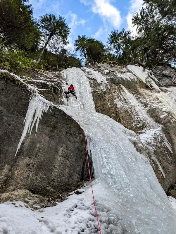 Weekend intensiv de cățărare pe cascade înghețate în Cheile Bicazului, Bucegi sau Făgăraș cu Willy Portik