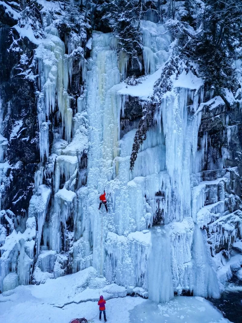 Weekend intensiv de cățărare pe cascade înghețate în Cheile Bicazului, Bucegi sau Făgăraș cu Willy Portik