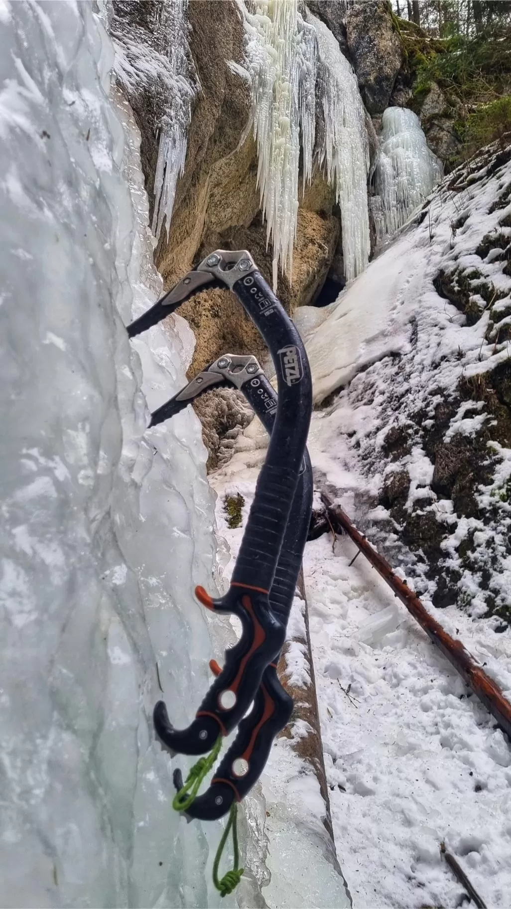 Weekend intensiv de cățărare pe cascade înghețate în Cheile Bicazului, Bucegi sau Făgăraș cu Willy Portik