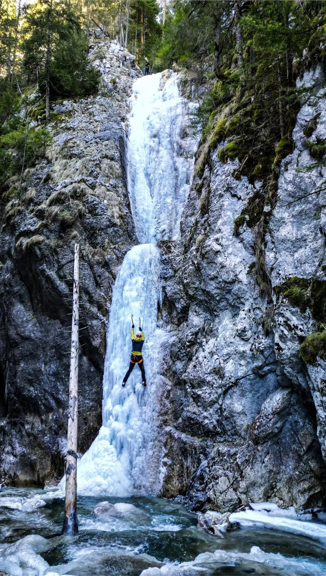 Weekend intensiv de cățărare pe cascade înghețate în Cheile Bicazului, Bucegi sau Făgăraș cu Willy Portik