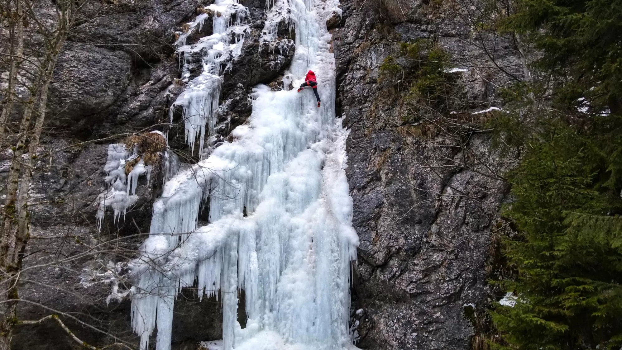 Weekend intensiv de cățărare pe cascade înghețate în Cheile Bicazului, Bucegi sau Făgăraș cu Willy Portik
