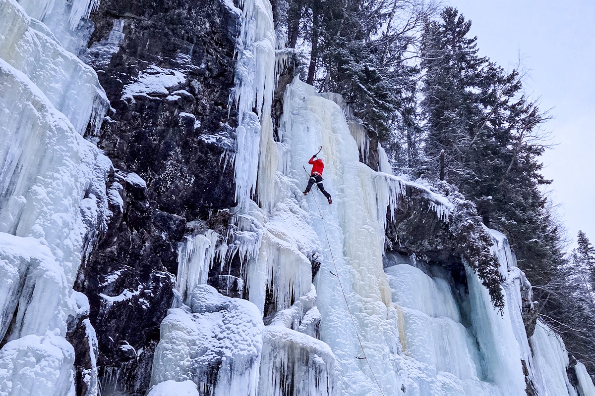 Weekend intensiv de cățărare pe cascade înghețate în Cheile Bicazului, Bucegi sau Făgăraș cu Willy Portik