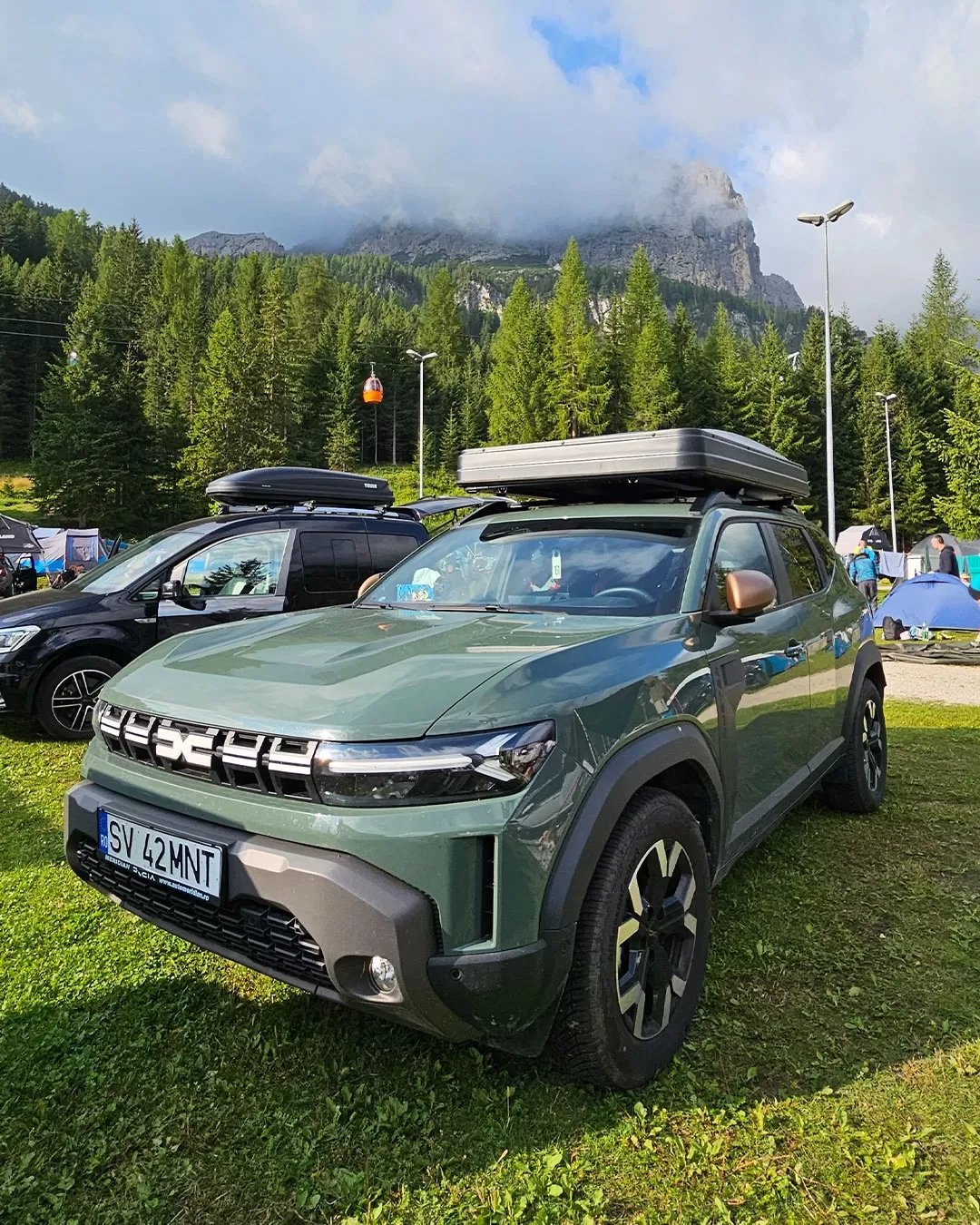 Weekend la munte cu Duster Camper 4x4, cort pe plafon și echipament de camping inclus