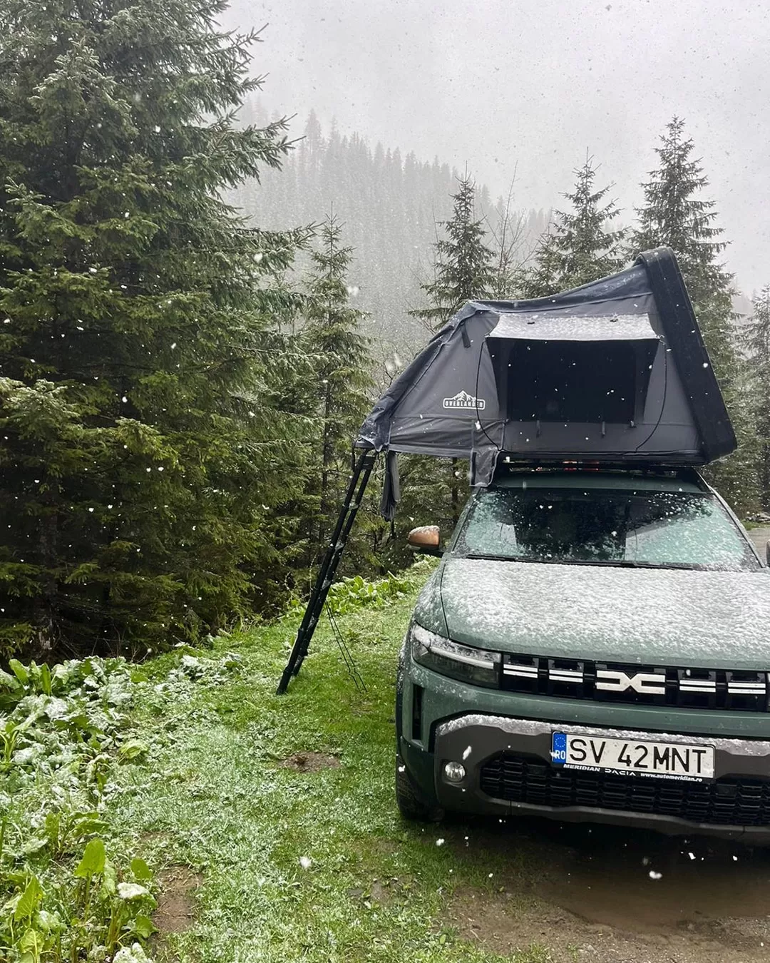 Weekend la munte cu Duster Camper 4x4, cort pe plafon și echipament de camping inclus