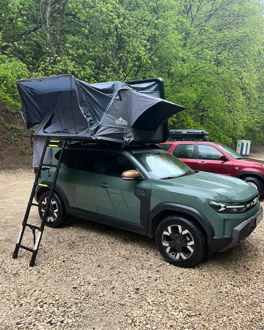 Weekend la munte cu Duster Camper 4x4, cort pe plafon și echipament de camping inclus