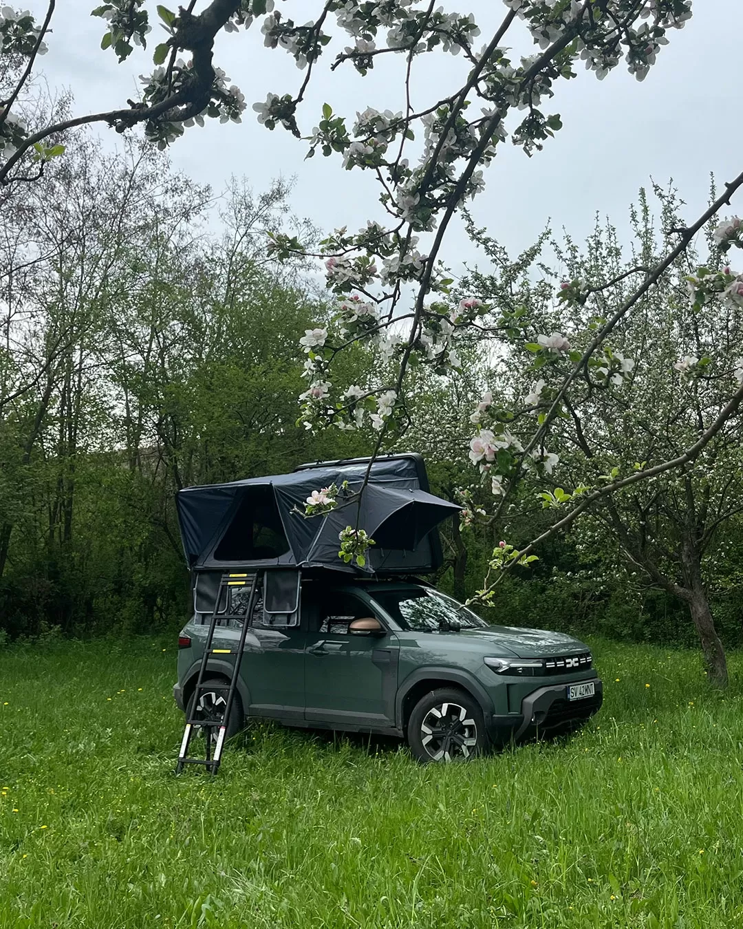 Weekend la munte cu Duster Camper 4x4, cort pe plafon și echipament de camping inclus