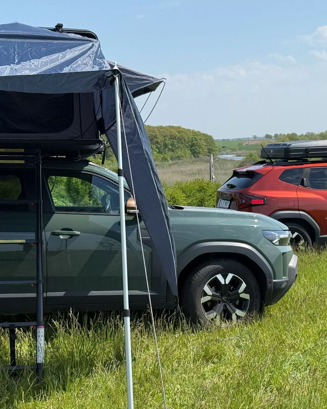 Weekend la munte cu Duster Camper 4x4, cort pe plafon și echipament de camping inclus