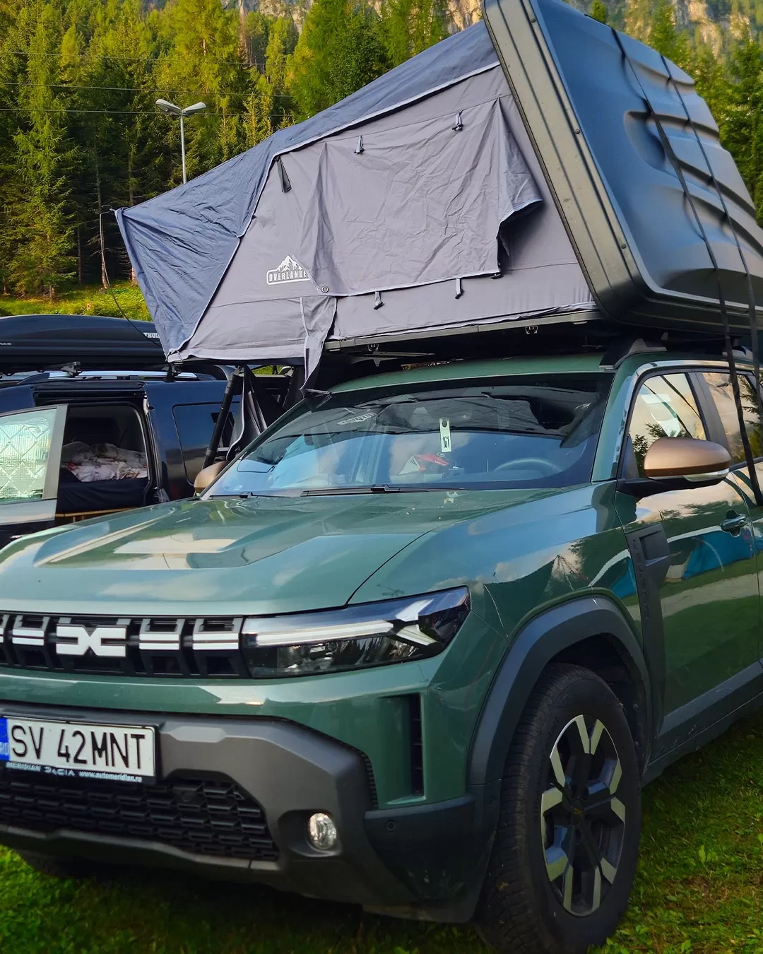 Weekend la munte cu Duster Camper 4x4, cort pe plafon și echipament de camping inclus