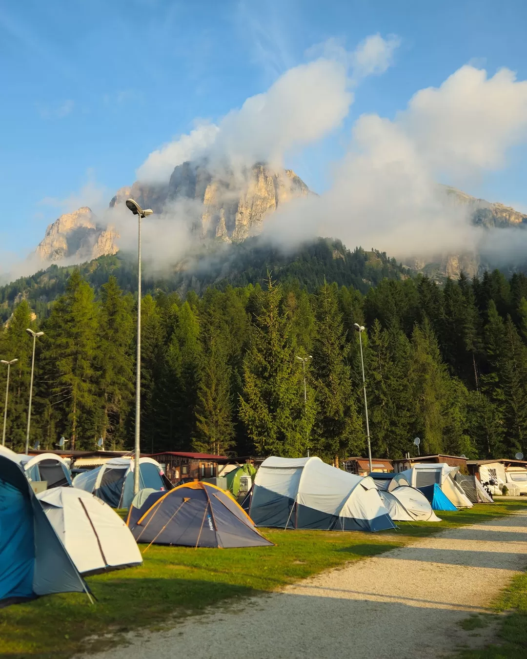 Weekend la munte cu Duster Camper 4x4, cort pe plafon și echipament de camping inclus