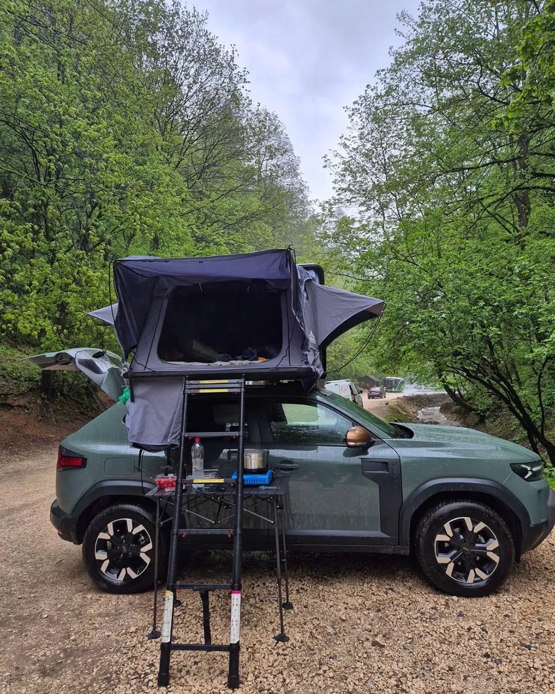 Weekend la munte cu Duster Camper 4x4, cort pe plafon și echipament de camping inclus