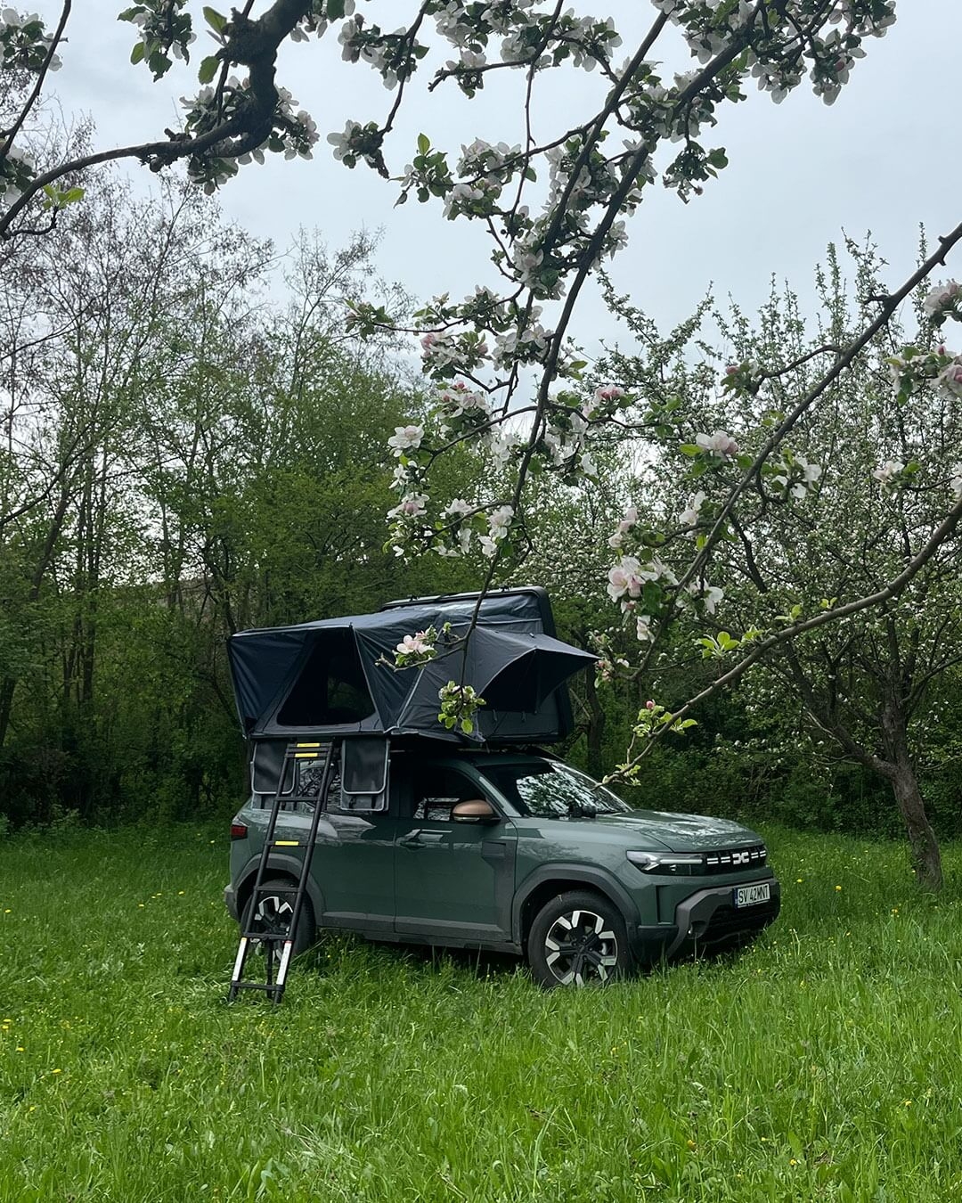 Weekend la munte cu Duster Camper 4x4, cort pe plafon și echipament de camping inclus