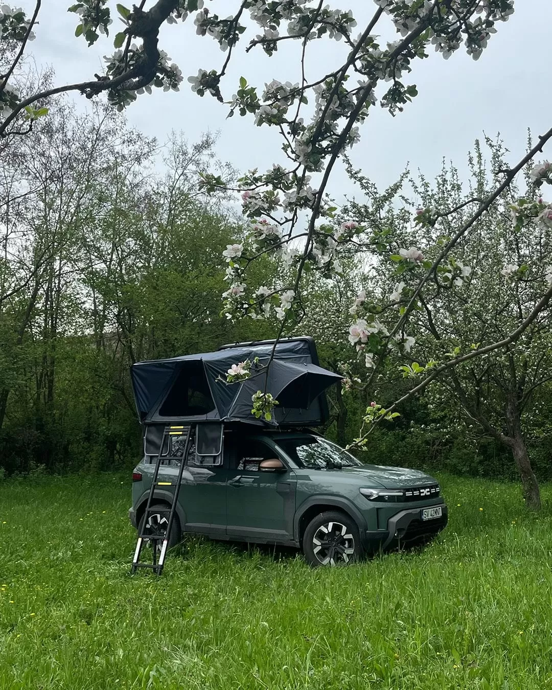 Weekend la munte cu Duster Camper 4x4, cort pe plafon și echipament de camping inclus