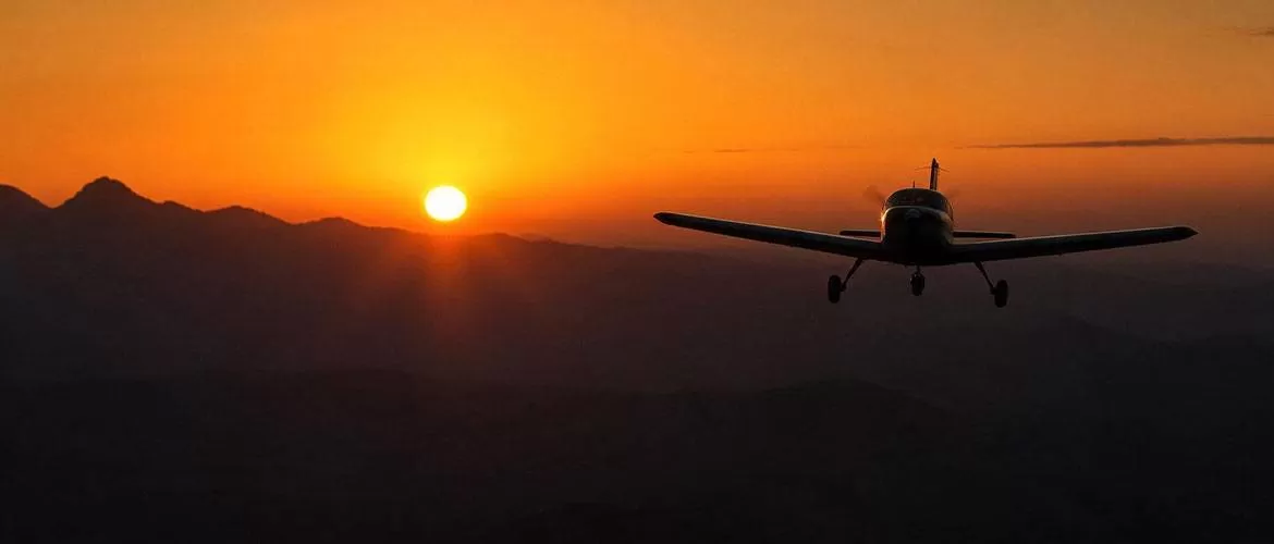 Zbor cu avionul peste Brașov la răsărit sau apus